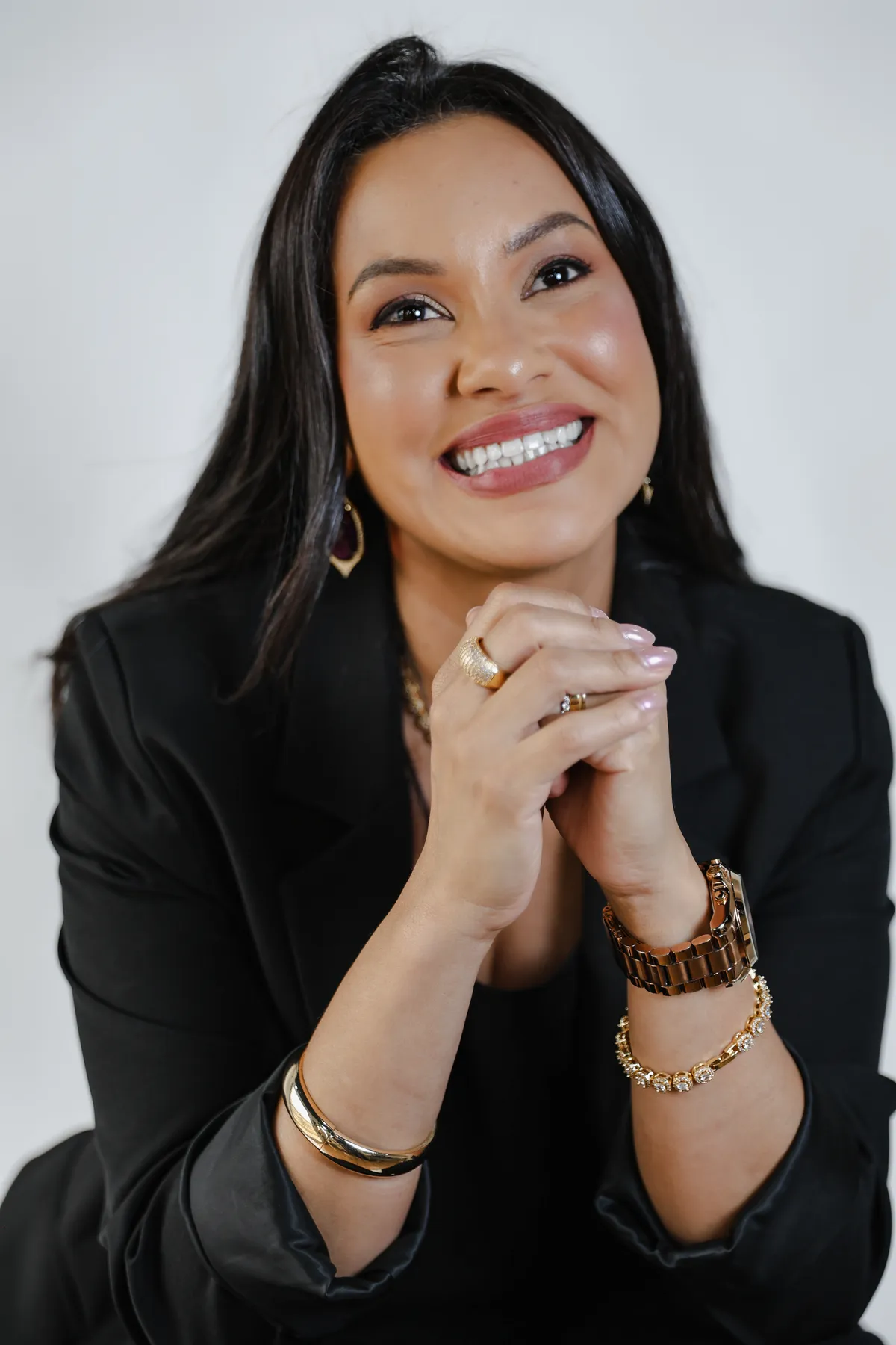 Dra. Evelyn Rangel sorrindo em retrato profissional
